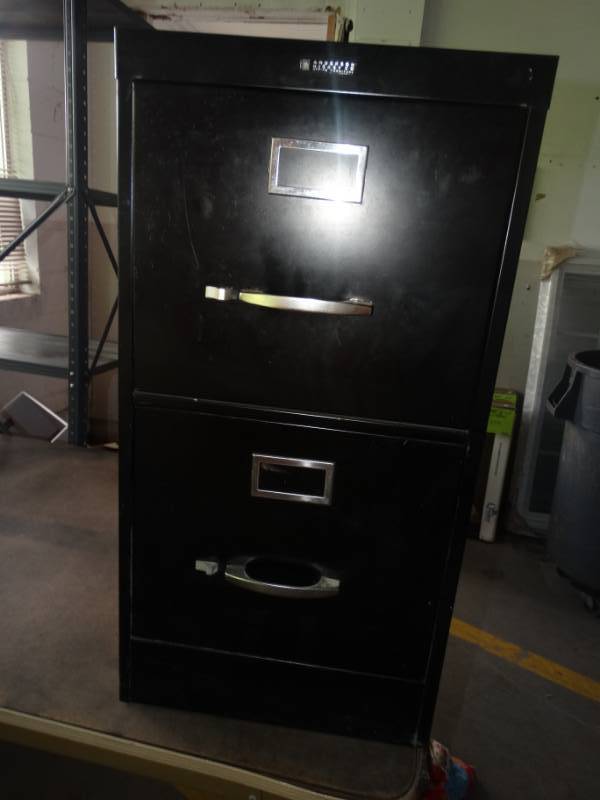 lot 696 image: 2 Drawer file cabinet.