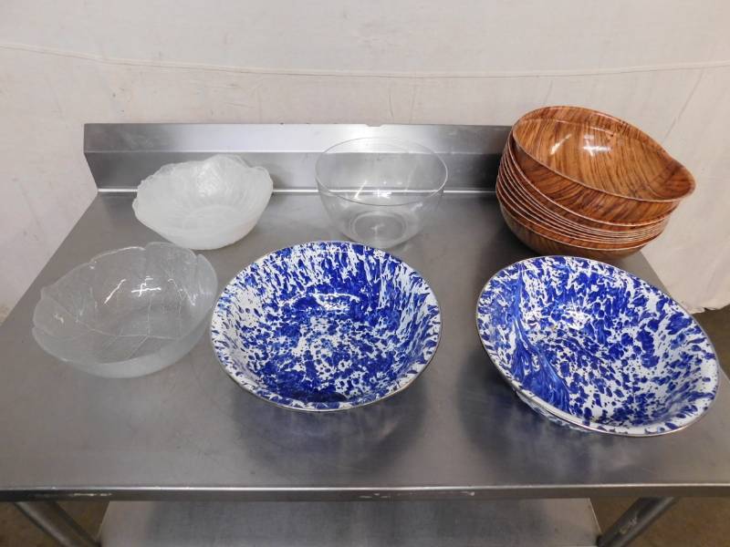 lot 2088 image: 16 Punch BowlsServing Bowls