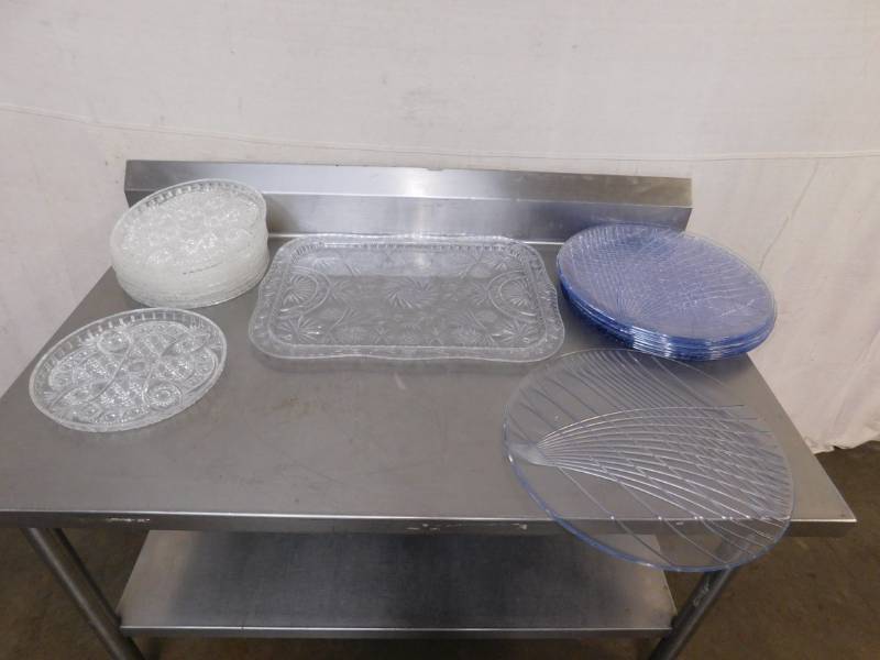 lot 2091 image: 18 Plastic Serving Plates