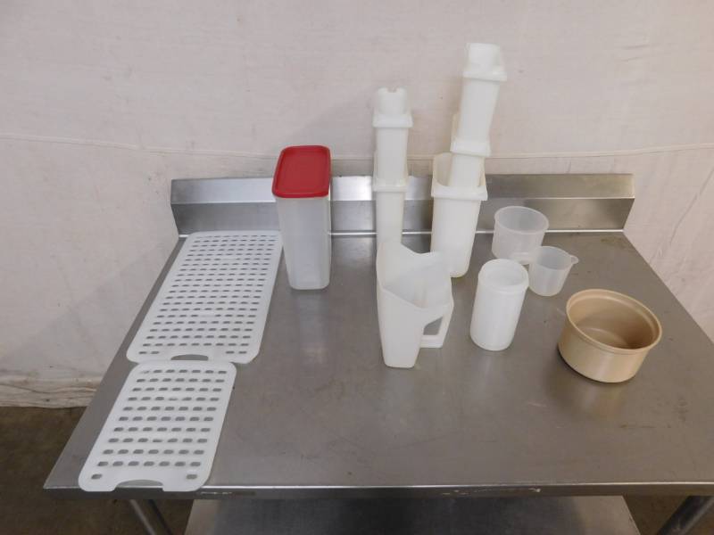 lot 2113 image: 4 Liter Plastic Container with Lid and Various Plastic ContainersMeasurers