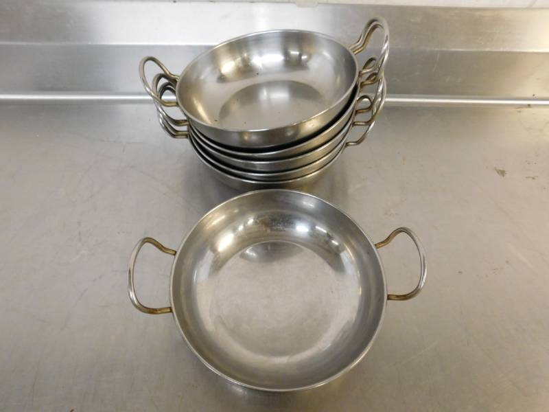 lot 2135 image: 6 Stainless Steel Round Pans