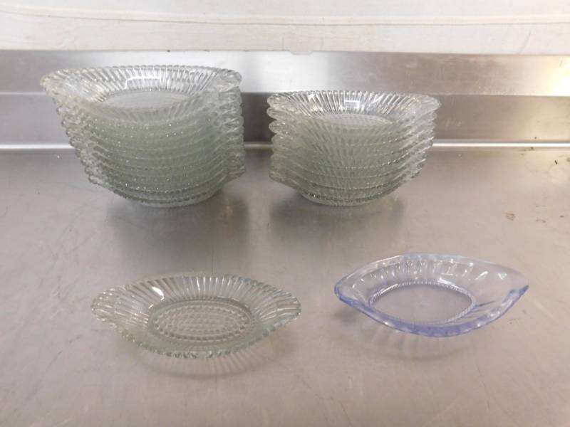 lot 2147 image: 21 Banana split Glass Dishes