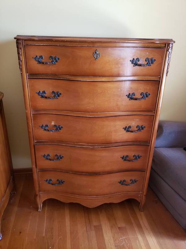 lot 1800 image: Antique Chest of Drawers