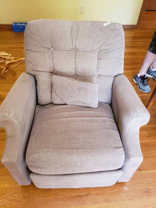 lot 1802 image: Plush Beige Recliner