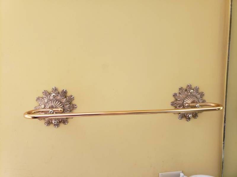 lot 1803 image: Elegant Towel Rack