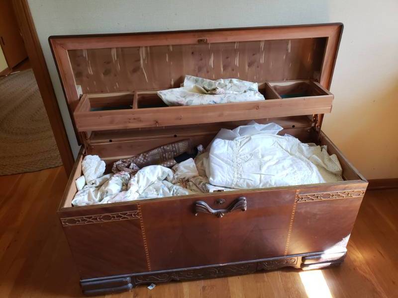 lot 1806 image: Cedar Hope Chest with Felt Lining- includes linens