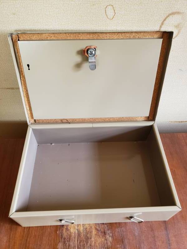lot 1814 image: Safety Box- needs new lock