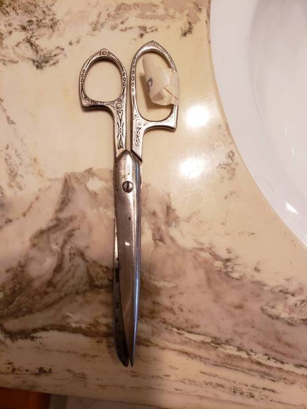 lot 1827 image: Carved Vintage Scissors