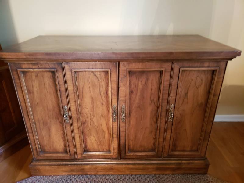 lot 1835 image: Zenith Space Command System 3 Television - Turns On and Gets Static