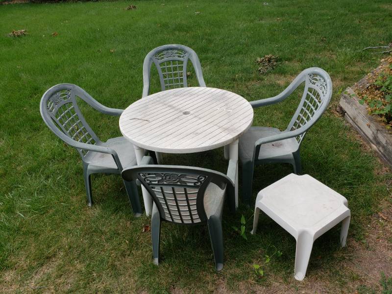 lot 1842 image: Plastic Patio Set with 4 Chairs and 2 Tables ( Round and Square Tables)