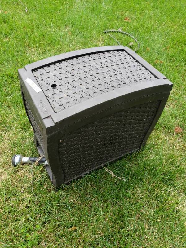lot 1843 image: Suncast Garden Hose Holder