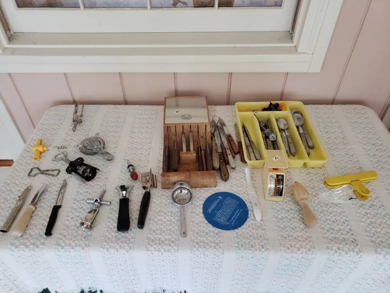 lot 1844 image: Assortment of Wooden SilverwareKnives and other Silverware