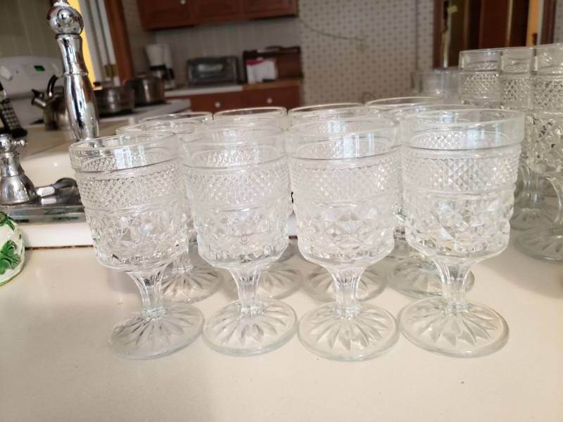 lot 1850 image: Lot of Glassware