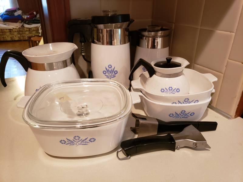 lot 1858 image: Lot of Vintage Corning Ware with White and Blue Glass