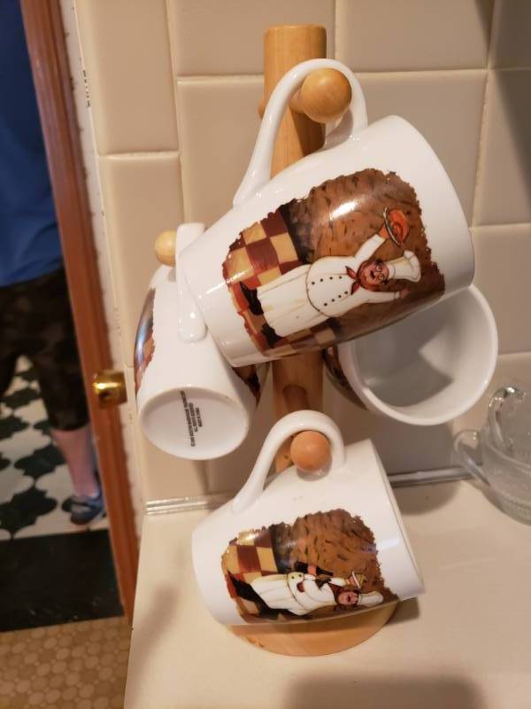 lot 1859 image: Coffee Tree with Chef Coffee Cups