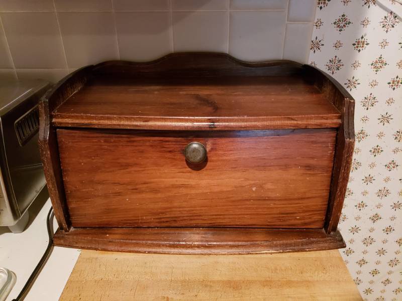 lot 1860 image: Old Fashion Wooden Bread Box