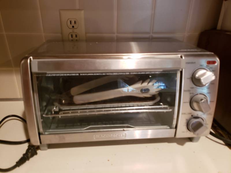 lot 1862 image: Black and Decker Microwavable Oven