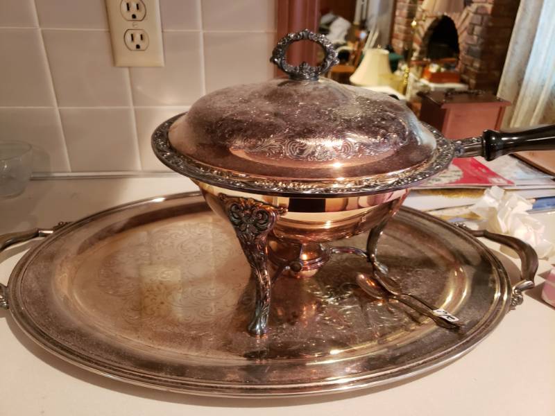 lot 1865 image: Vintage Warming Dish and Serving Tray