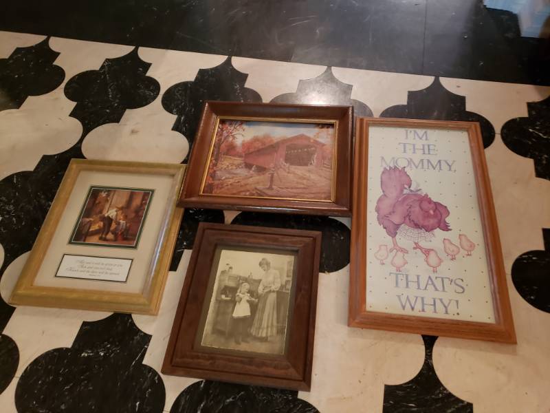 lot 1869 image: Lot of 4 Wall Decor