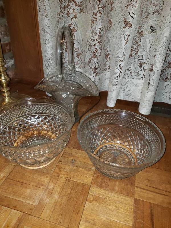 lot 1886 image: Etched Glass Salad Bowls ad Basket