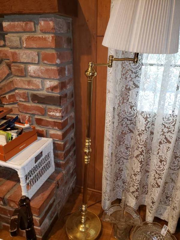 lot 1889 image: Brass Adjustable Floor Lamp