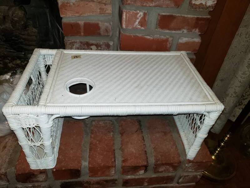 lot 1893 image: White Wicker FoodLaptop Tray