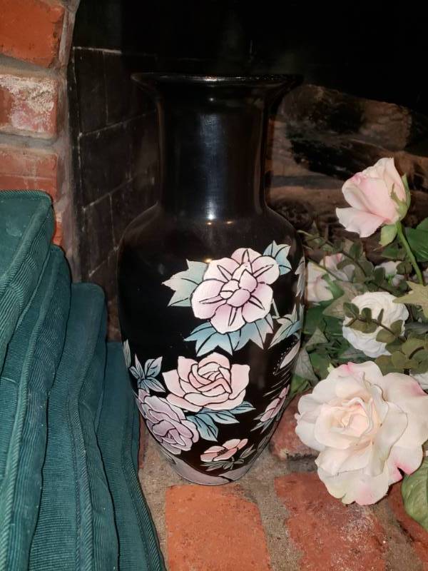lot 1894 image: Black Hand Painted Vase