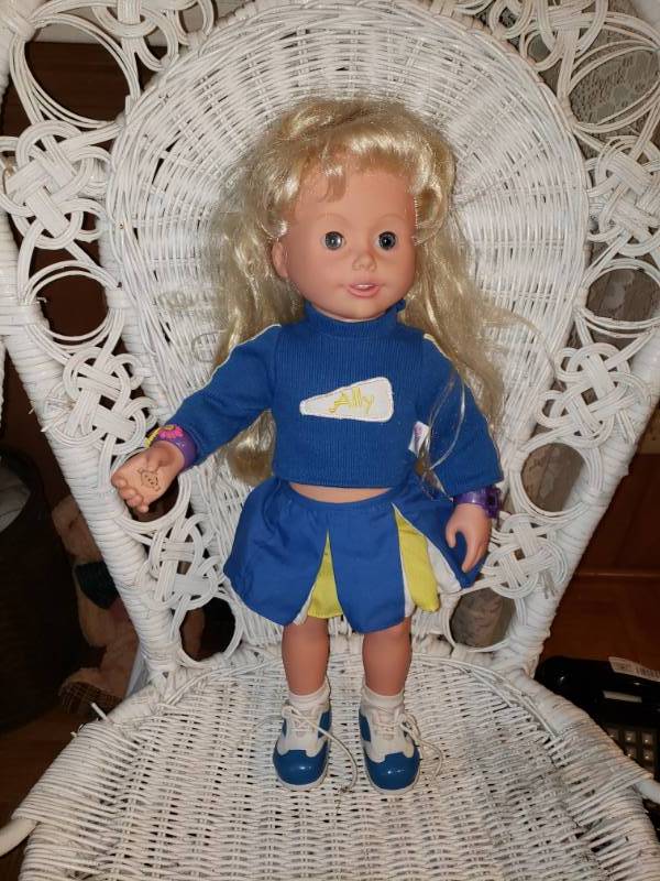 lot 1902 image: Blonde Hair Doll