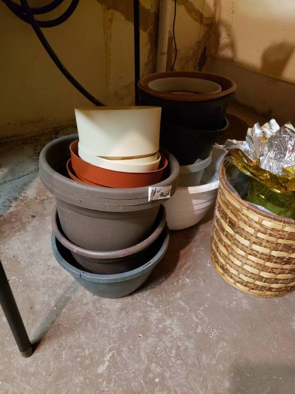 lot 1929 image: Lot of Planters