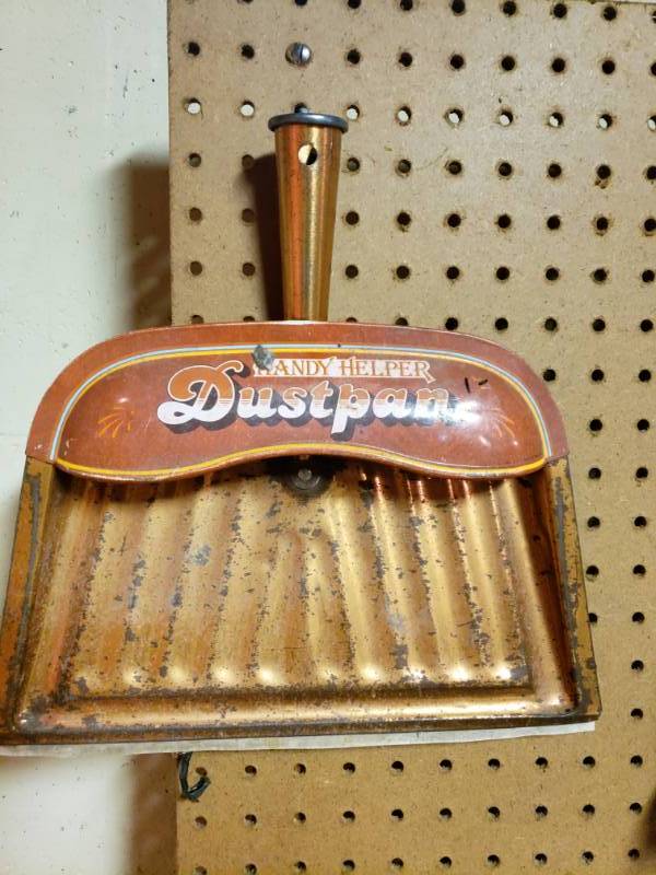 lot 1936 image: Handy Helper Dust Pan