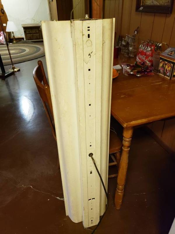 lot 1971 image: Single Shop Light