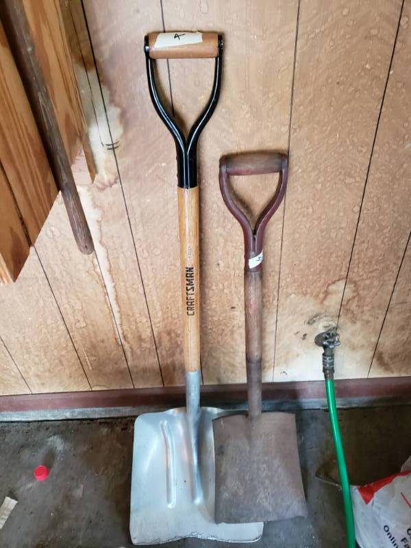 lot 1981 image: Lot of Shovels