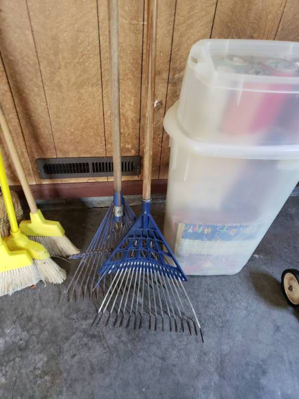 lot 1984 image: Lot of Rakes