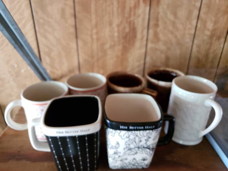 lot 1988 image: Lot of Coffee Cups