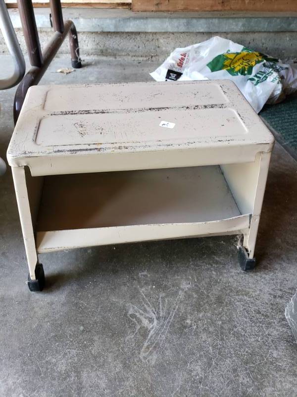 lot 1995 image: Metal Stool on wheels