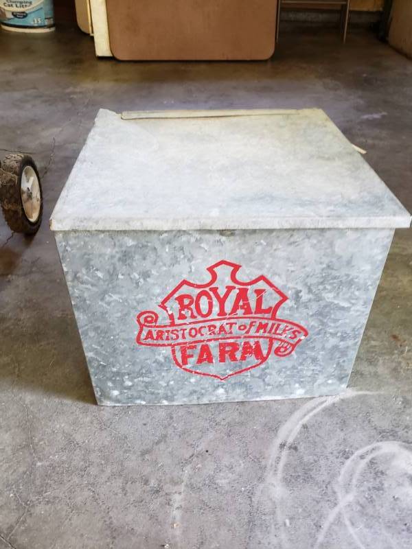 lot 1996 image: Royal Farm Aristocrat of Milks Tin Box