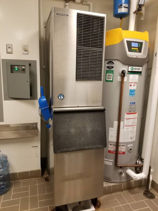 lot 2550 image: Hoshizaki Ice Machine