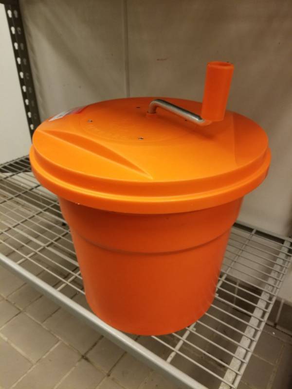 lot 2565 image: Salad Spinner