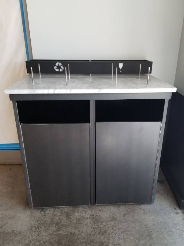 lot 2581 image: Tray Return and Trash Can Unit