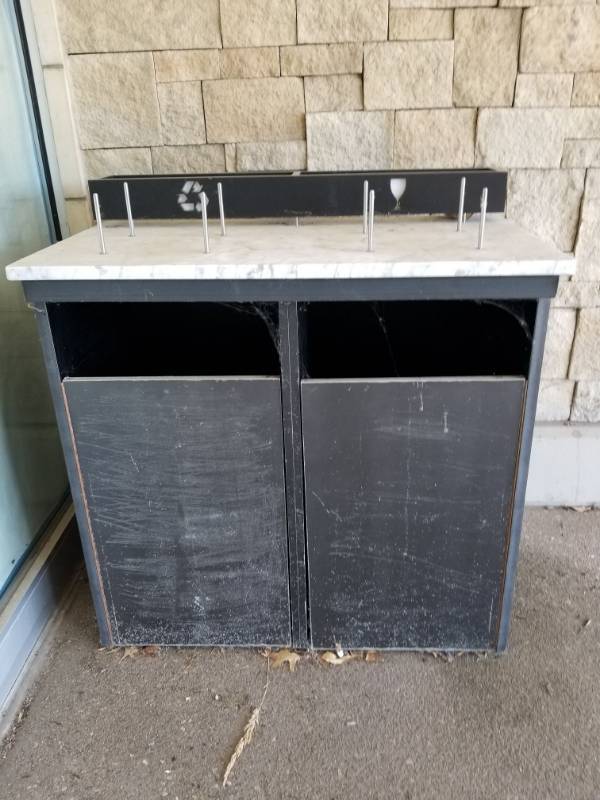 lot 2589 image: Tray Return and Trash Can Unit