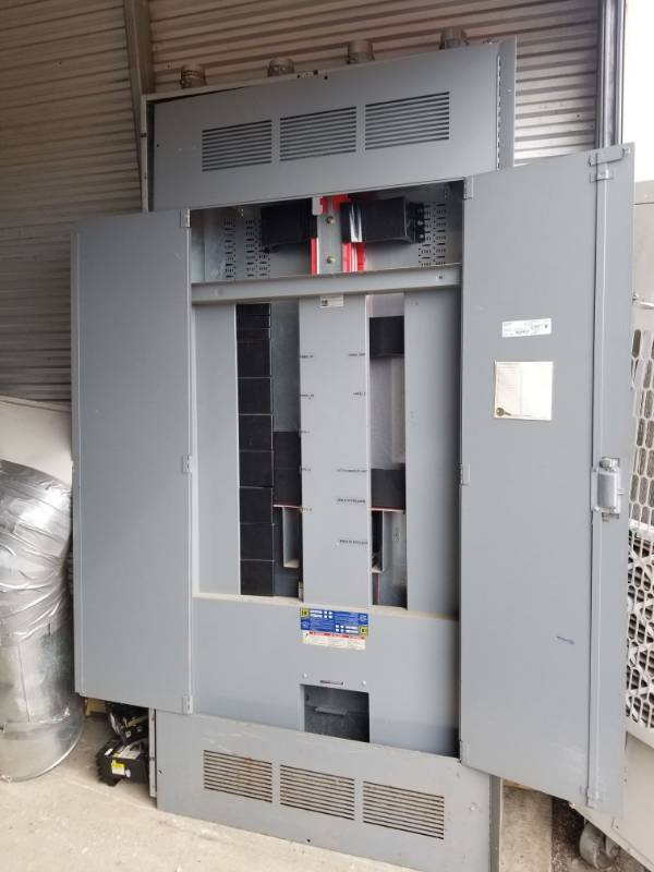 lot 2517 image: 800 AMP Commerical Breaker Panel With Breakers