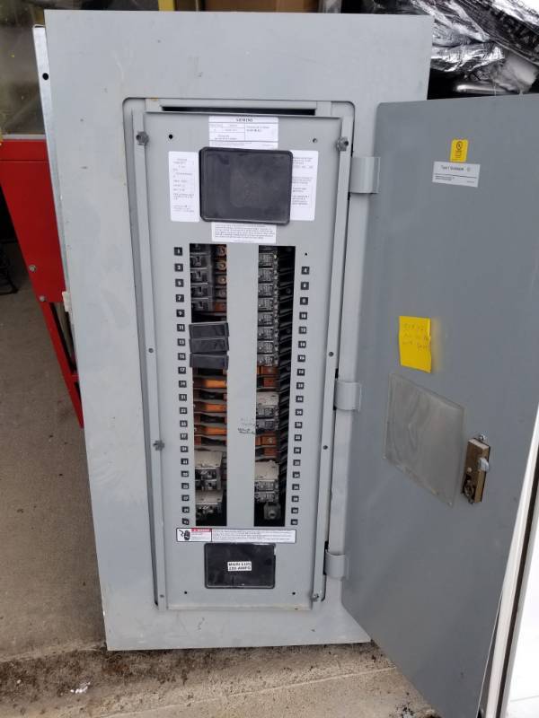 lot 2523 image: Siemens 250 Amp Electrical Panel
