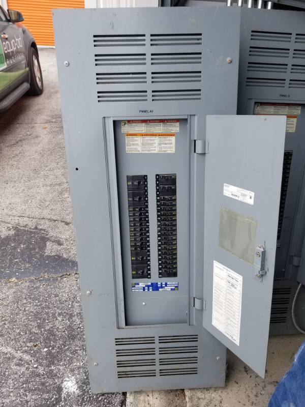 lot 2524 image: Square D 240V Electrical Panel