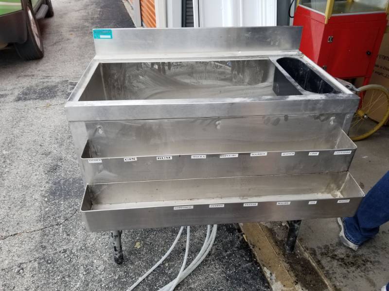 lot 2530 image: Supreme Metal Back Bar Ice Well With Drip Rails