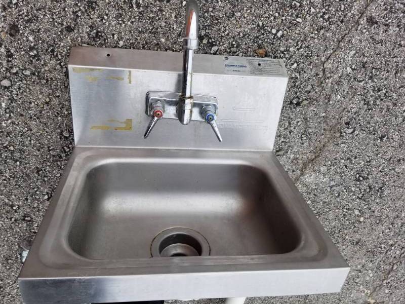 lot 2533 image: Advance Tabco Hand Sink