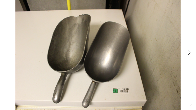lot 1810 image: Two Metal Ice Scoops