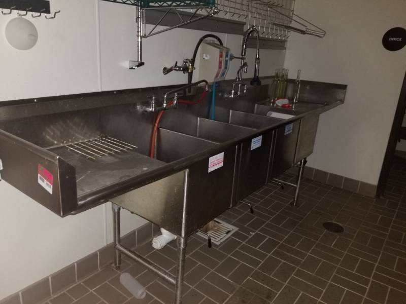 lot 2604 image: 4 Bay Stainless steel Sink With Sprayer