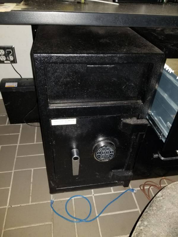lot 2613 image: Securam Safe