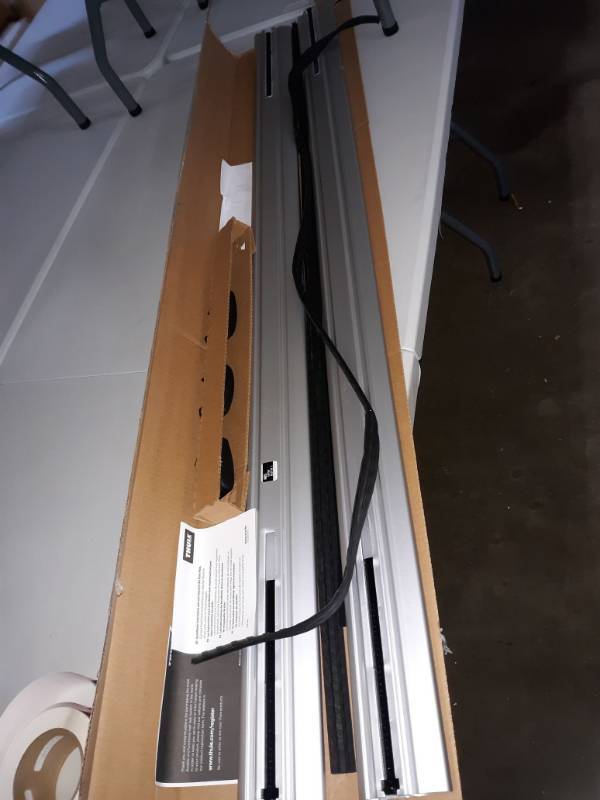 lot 3696 image: Thule ARB53 Aeroblade 53-Inch Roof Rack Bars