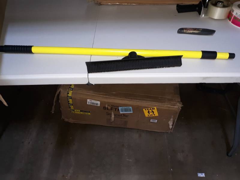lot 3715 image: Evriholder FURemover Broom